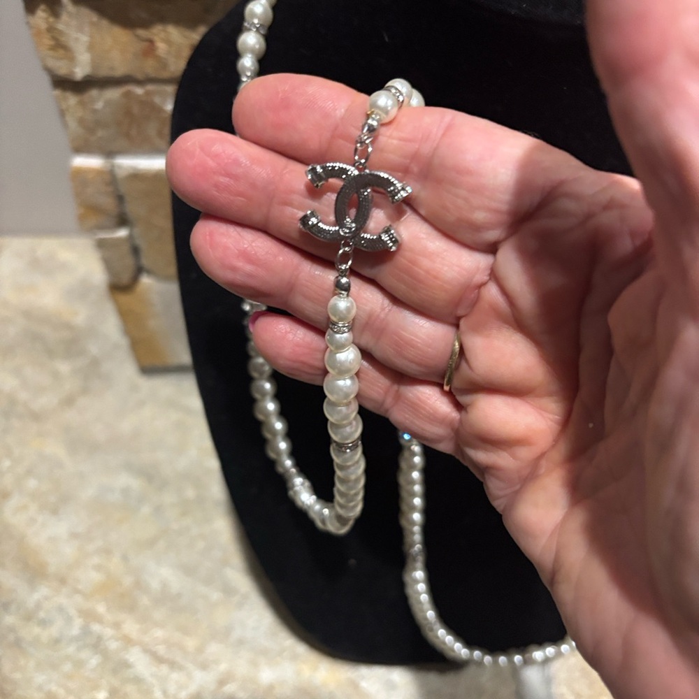 Elegant Pearl Necklace with Silver CC accent charms - Picture 4 of 7